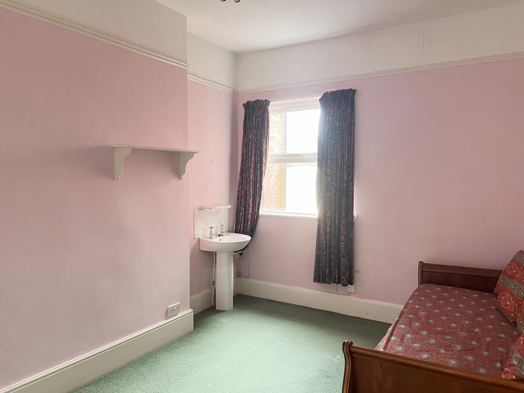 Lot: 146 - FIVE-BEDROOM HOUSE FOR INVESTMENT OR OCCUPATION - Smooth painted walls with fitted carpet